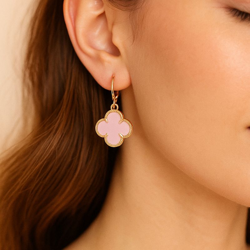 Brinco trevo rosa - banho ouro 18k