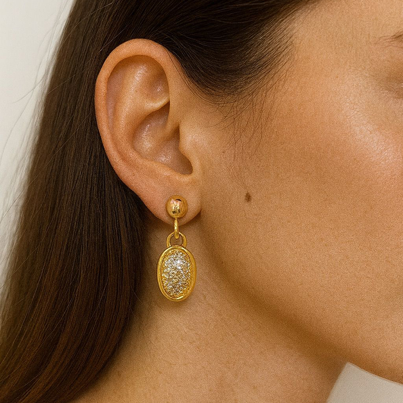 BRINCO OVAL DOURADO CRAVEJADO – LUXO